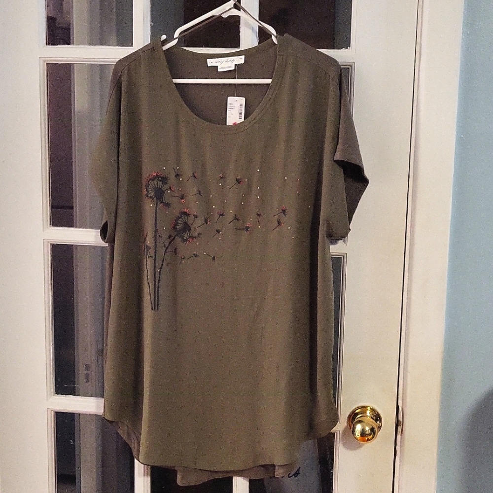 Casual women's top with floral printed design front green 1X size Brand new tag.